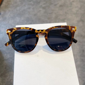 Gafas de Sol para Mujer C2 20100, Montura de PC, Lentes con Protección UV400, Remaches Cuadrados, Color Rojo, Estilo Urbano, Diseño Moderno - Product Image 3