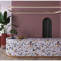 Exklusive Restaurant-Bartheke aus Luxusstein mit Dicker Kante, Maßgefertigte Rosa Terrazzo-Barplatte