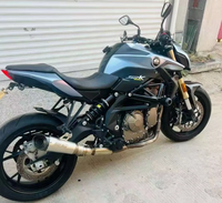 Motocicleta QJ1MOTOR SRK600 de 600cc, Cuatro Cilindros en Línea, Refrigerada por Agua, Estilo Naked, Inyección Electrónica Marelli, ABS, TCS, Potente, Duradera y de Lujo