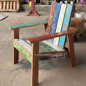 Chaise de bateau en bois recyclé, couleur originale, avec dossier et accoudoirs, idéale pour le jardin, la terrasse et une utilisation intérieure ou extérieure. - Product Image 2