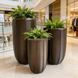 Macetero Redondo Moderno de Fibra de Vidrio Metálica de Alta Calidad con Acabado Tallado a Mano Duradero para Uso en Hoteles y Comercios - Product Image 4