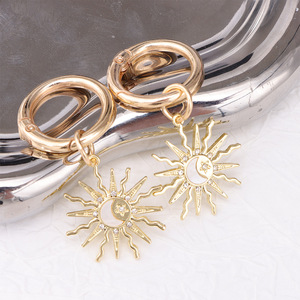 จี้ห้อยรูปทรงดวงอาทิตย์ ดวงจันทร์ และดวงดาว ทำจากโลหะผสมสังกะสี สีทอง แฟชั่นสำหรับทุกเพศ เหมาะสำหรับตกแต่งรองเท้า - Product Image 2