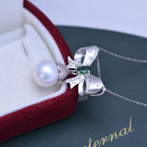 สร้อยคอเงินแท้ S925 ประดับมุกน้ำจืดทรงกลมสีขาว ขนาด 11-12 มม. พร้อมจี้มุกมีตำหนิเล็กน้อย แต่แสงสว่างสวยงาม ประดับด้วยเพชรซิรคอน สำหรับผู้หญิง - Product Image 3