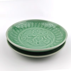 Plato hondo de 8 pulgadas con diseño de pez dorado en relieve, color celadón, apto para hoteles y restaurantes, ideal para el mercado mayorista. - Product Image 1