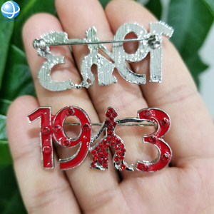Spilla Rossa con Strass Numero Theta della Sorority Delta Fortitude 1913 per la Celebrazione del Anno di Fondazione dell'Organizzazione Greca - Product Image 3