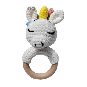 TK Wholesale Unicorn - Hochets sensoriels doux et mignons en crochet faits à la main pour bébés, cadeau de <span class=keywords><strong>naissance</strong></span>, jouets de dentition pour nourrissons - Product Image 1