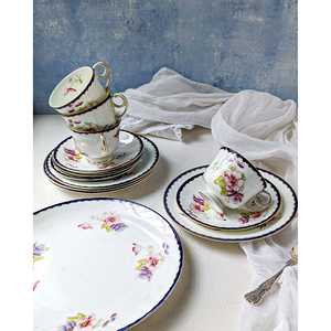 Gabriella P. Ensemble de quatre tasses à thé en céramique de style européen avec couvercles réutilisables et une assiette à gâteau à bordure bleue, motif floral - Product Image 2
