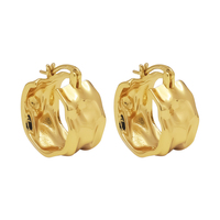 Boucles d'oreilles Huggie tendance à texture froissée irrégulière, plaqué or 18 carats, bijoux d'oreille martelés massifs à fermoir à pression, pour usage quotidien, cadeau
