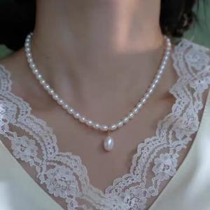 Collier élégant en perles de millet naturelles avec chaîne de clavicule à forte luminosité, texture de luxe de niche, perle d'eau douce - Product Image 2