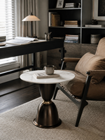 Table d'appoint ronde en dalle de roche blanche avec piétement sculptural en acier inoxydable pour salon, hôtel, fabricant OEM ODM