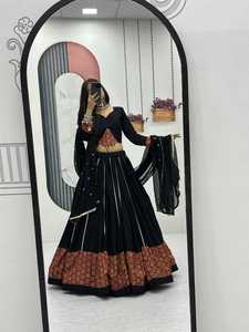 Lehenga Choli de Algodón Negro Puro Especial para Navratri con Gran Vuelo, Estampado Ajarakh y Detalles de Cinta para Fiesta, Largo hasta el Suelo para Mujer - Product Image 4