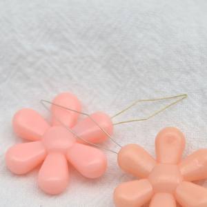 Renkli el dikiş aracı çiçek şekli plastik iğne geçirici - Product Image 5