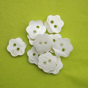 Bottoni Premium in Madreperla Bianca |   Bottoni in Conchiglia Naturale a Forma di Fiore con 2 Fori per Abbigliamento - Product Image 6