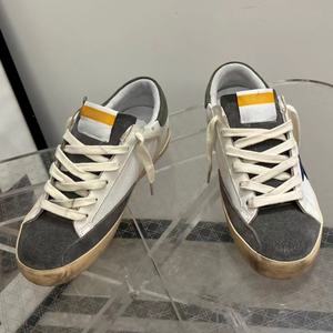 Zapatillas de Diseño de Lujo Blancas con Detalles en Cuero Genuino, Antideslizantes, Cómodas, Estilo Moderno, Color Dorado Desgastado - Product Image 2