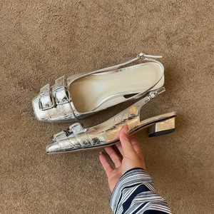 Sandalias de tacón bajo con hebilla de diseño innovador y punta cuadrada para mujer - de una sola pieza, perfectas para combinar con vestidos, elegantes zapatos individuales - Product Image 4