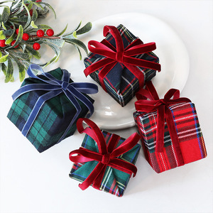 Grosir Hiasan Gantung Natal Bentuk Tas Hadiah Kotak-kotak Busa Baru 8CM untuk Dekorasi Pohon Natal dan Perlengkapan Pengaturan Adegan Liburan - Product Image 4