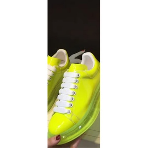 Sneakers en cuir verni jaune fluorescent de luxe, chaussures décontractées à semelle épaisse avec coussin d'air transparent pour hommes et femmes - Product Image 2