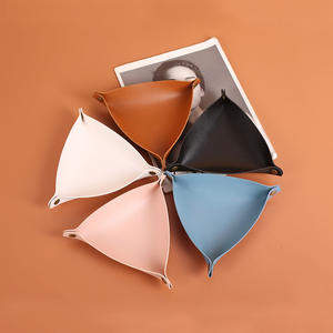 Plateau de rangement en cuir de forme triangulaire, organisateur de bureau, porte-clés et bijoux, accessoire de bureau, couleur noire unie, petite taille - Product Image 4