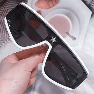 Gafas de Sol Vintage Elegantes con Logotipo Personalizado, Degradado Blanco, Protección UV400, Montura de una Pieza, Estilo Estrella con Remaches, para Mujer - Product Image 1