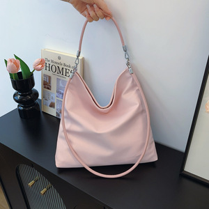 Túi hình lưỡi liềm nhẹ nhàng với một dây đeo vai có thể được đeo dưới cánh tay hoặc trên lưng exudes sang trọng và là Perfec - Product Image 1