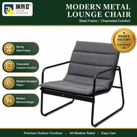 Fauteuil lounge moderne intérieur/extérieur avec structure en métal, coussin capitonné gris anthracite, style minimaliste