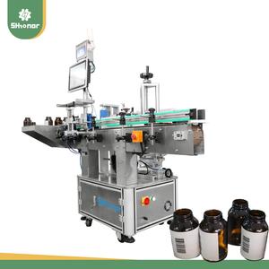 Etiqueteuse automatique à <span class=keywords><strong>cache</strong></span> haute performance multifonctionnelle pour bouteilles plates et carrées pour les applications de boissons - Product Image 1