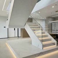 Escalier en marbre et en acier avec bande de roulement en quartz antidérapante et lumière LED Design élégant à bas prix vente en gros