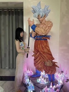 Sculpture réaliste de Super Saiyan <span class=keywords><strong>Goku</strong></span>, taille réelle, finition en résine haute brillance, article emblématique de DBZ pour centre de table de salle de jeux - Product Image 1