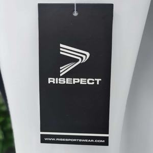 Etiquetas Colgantes Personalizadas de Lujo para Ropa con Logotipo y Nombre Impresos - Product Image 3