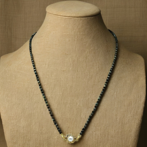 สร้อยคอทองคำแบบอินเดียโบราณ 22K ประดับมุกเม็ดเดียวรูปดอกไม้ พร้อมลูกปัดสีดำ สำหรับผู้หญิง เหมาะสำหรับสวมใส่ทุกวัน - Product Image 2