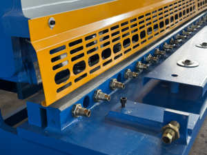 <span class=keywords><strong>Cisaille</strong></span> hydraulique oscillante entièrement automatique de 4 mm <span class=keywords><strong>d</strong></span>'épaisseur avec moteur 4 kW et banc de travail à roulements à billes pour acier inoxydable à faible teneur en carbone - Product Image 4