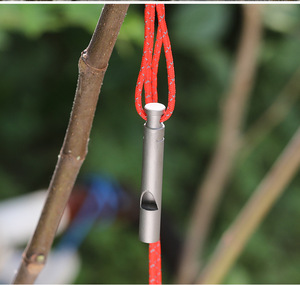 Sifflet d'arbitre de sport en titane pur Camping en plein air randonnée <span class=keywords><strong>survie</strong></span> d'urgence sifflet fort entraînement - Product Image 5