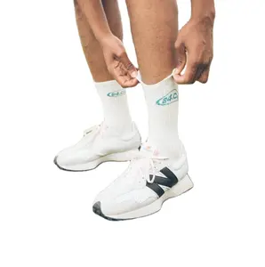 OEM Crew ถุงเท้ากีฬาสำหรับผู้ชาย,ผ้าฝ้ายสีขาวออกแบบโลโก้ได้ตามต้องการถุงเท้าขาวยาวถึงต้นขา