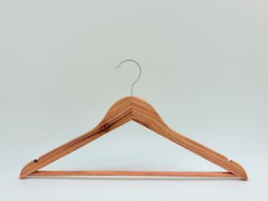 Cintres en bois de cannelle naturelle, écologiques et durables, <span class=keywords><strong>moins</strong></span> chers, option lot en gros, logo personnalisé disponible, pour magasin de vêtements moderne en carton - Product Image 2