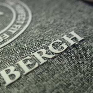 Ropa Carta Silicona Logotipo de marca personalizado Letras pequeñas Logotipo de letra de silicona - Product Image 1