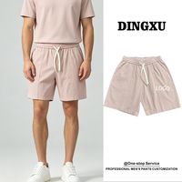 Shorts en tissu rose poudré pour homme, taille élastique avec cordon de serrage, coutures plissées, poches latérales, coupe droite, longueur mi-cuisse, pour les vacances