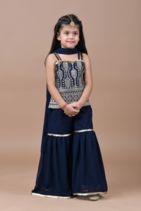 ชุดเสื้อปักลายดอกไม้ Titrit พร้อมกางเกง Sharara และผ้าคลุมไหล่ - สีกรมท่า - Product Image 1