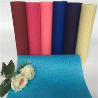 Kain Non Woven Spunbond 100% Bermotif Bunga Embos, Kain Non Woven Spunbond Dekoratif untuk Kemasan, Kain Bermotif Bunga