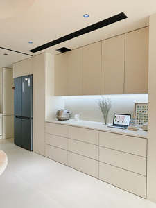 Credenza da Pranzo Minimalista Italiana Personalizzata con Spazio Riservato per Frigorifero, Mobile di Lusso per la Casa con Superficie Liscia - Product Image 4