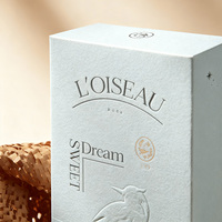 Boîte cadeau en carton texturé blanc imprimée sur mesure, matériaux recyclés, lamination mate, gaufrage pour l'emballage de produits cosmétiques et de soins de la peau