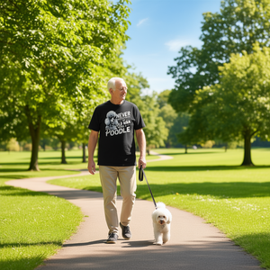 Ne sous-estimez jamais un vieil homme avec un t-shirt Poodle, chemise décontractée noire pour hommes - Product Image 3