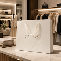 Sac cadeau de luxe blanc ivoire avec logo personnalisé, estampage à chaud doré, sac de shopping en papier gaufré avec poignée en ruban de satin
