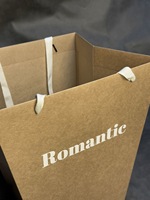 Sac cadeau en papier kraft blanc trapézoïdal personnalisé en gros avec poignée en ruban et logo estampé à chaud or ou argent