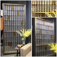 Carreau de verre à motif de cristal Blocs de briques de verre à bande de forme spéciale transparente à faible teneur en fer avec trou pour cloison d'écran