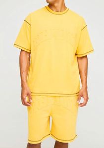 Conjunto de camiseta amarilla extragrande con relieve y costuras en contraste y pantalones cortos de algodón con entrepierna caída para hombre - Product Image 1