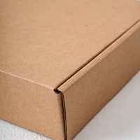 Boîte en carton ondulé personnalisée Talent avec revêtement UV, estampage à chaud, doublure en mousse, poignées en ruban, papier artistique pour l'emballage de vêtements et de chaussures