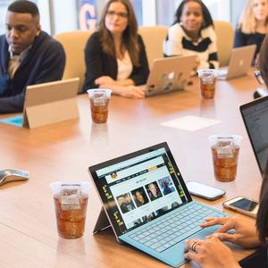 Fabricant de gobelets en plastique PET personnalisés avec impression de LOGO, gobelets en plastique PET transparents jetables 16 24 oz avec couvercles et pailles - Product Image 4