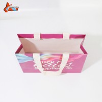 Sac shopping en papier rose vif personnalisé avec poignée en ruban, logo de marque, sac fourre-tout de luxe pour cadeaux, vente en gros