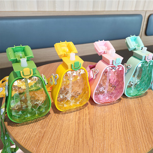 高品質で創造的なデザインの可愛いパイナップル型プラスチック製水筒、持ち運びに便利なストラップ付き、子供のアウトドアスポーツ用。 - Product Image 4