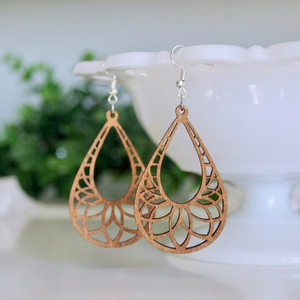 Boucles d'oreilles en bois faites à la main en forme de goutte d'eau avec motif mandala découpé au laser, bijoux légers et tendance pour femmes, accessoires de bijouterie - Product Image 1